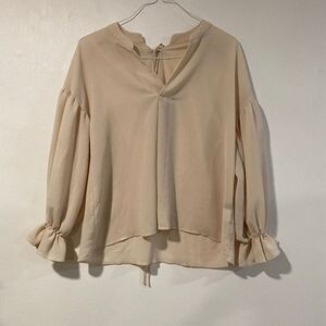 Époque de Rueen Beige Textured Long Sleeve Blouse Women’s Small | Ruffle Cuff To